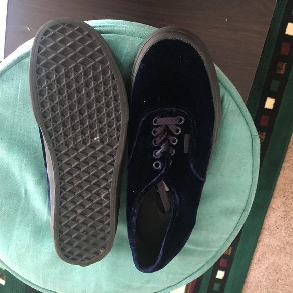 Van Exclusive Blue Velvet Skate Shoe - Picture 2 of 3